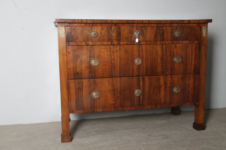 Antico cassettone Impero primi 800 area Lombardo –Emiliana in noce e placcatura. Spettacolare ! rest! Mis 127 x 57 